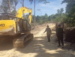 Foto Tiga Operator dan Alat Berat Perambah Hutan Gunung Sahilan Ditangkap