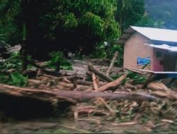 Foto Longsor di Koto Malintang Agam, 2 Rumah Rusak Parah, Warga Mengungsi