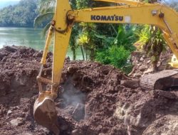 Foto Pembersihan Longsor yang Timbun Jalan Kabupaten di Tanjung Sani Ditarget Selesai Hari Ini