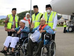 Foto Kloter 3 Mendarat di BIM, Satu Jemaah Ditunda karena Sakit