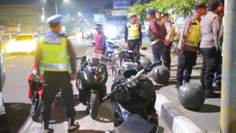 Foto Diduga Akan Balap Liar, Belasan Remaja dan Sepeda Motor Diamankan Polisi Payakumbuh