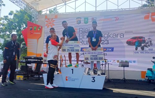 Foto Rikki Martin Simbolon Tercepat di Riau Bhayangkara Run Kategori 21K