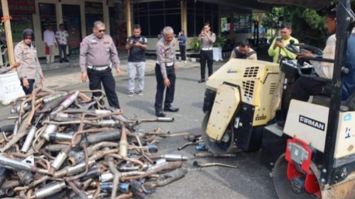 Foto Polres Payakumbuh Musnahkan 339 Knalpot Brong