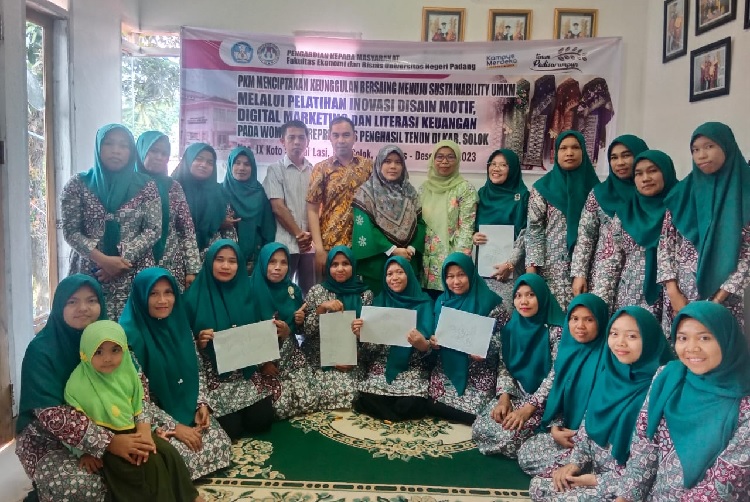 Foto Tim Pengabdian Masyarakat UNP Latih Teknik Desain Motif Pada Kelompok Tenun Wanita Padi Sarumpun