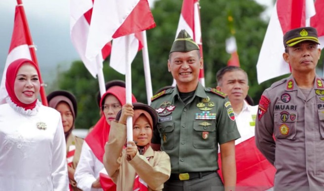 Foto Pemkab Solok Bagikan Seribu Bendera Merah Putih Sambut HUT ke-78 RI