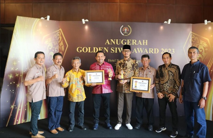 Foto Walikota Erman Safar Terima Golden Award Siwo PWI 2023