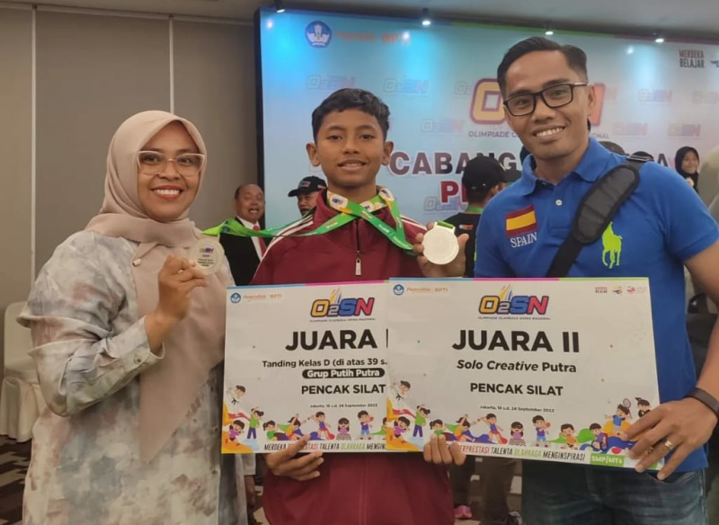 Foto Dua Siswa Kota Padang Sabet 4 Medali