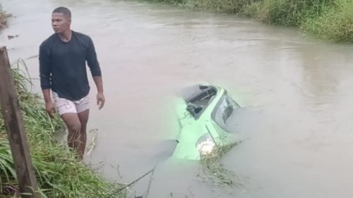 Foto Mobil Masuk Sungai di Pasaman Barat, Pengemudi dan Penumpang Tewas