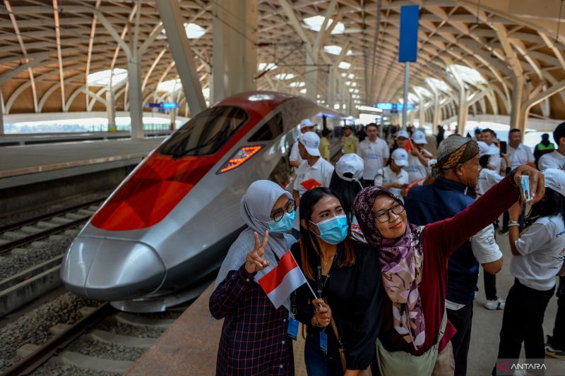 Foto ”Whoosh” Dipilih Jadi Nama Kereta Cepat Jakarta-Bandung