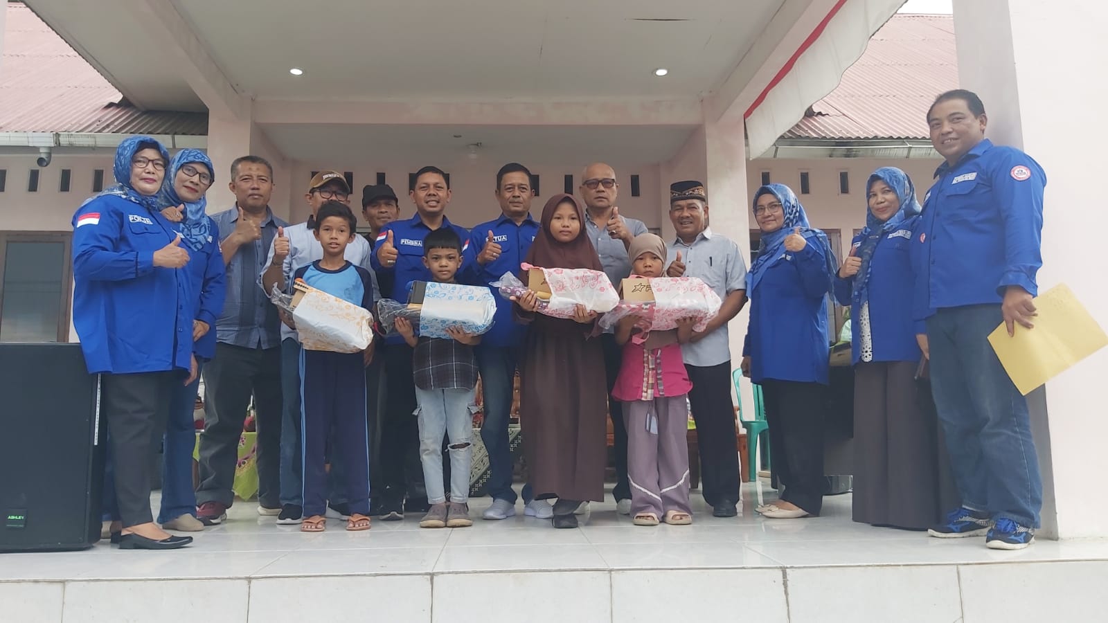 Foto Tas dan Sepatu Anak Sudah Usang, Asisten Rumah Tangga Bersyukur Dibantu Semen Padang