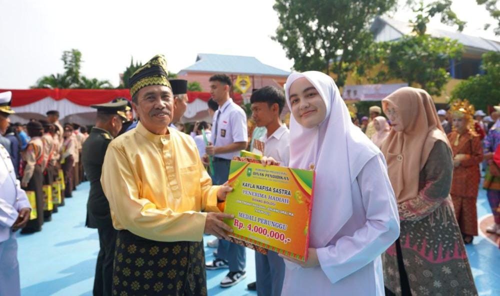 Foto Siswa Berprestasi di Riau Terima Sagu Hati dari Gubri Syamsuar