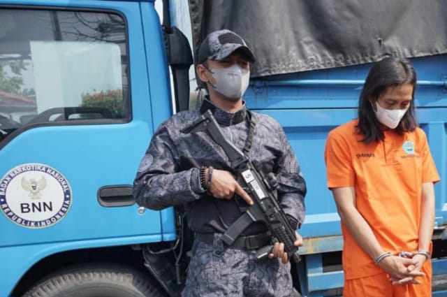 Foto Coba Selundupkan Ganja Dari Bandara, Pria Gondrong Ini Ditangkap