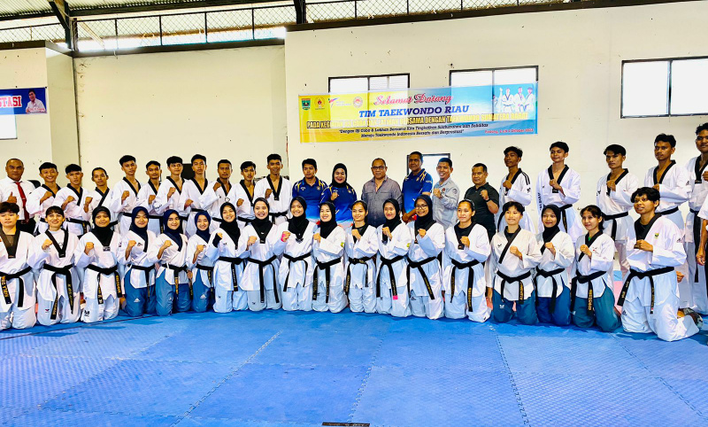 Foto Taekwondoin Riau Beruji Tanding dengan Sumbar