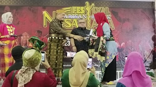 Foto Sastri Bakry Menerima Anugrah Pelestari Adat dan Budaya Nusantara dari Malaysia