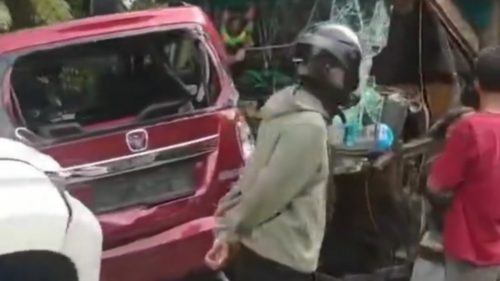 Foto Kecelakaan Beruntun di Sitinjau Lauik, Minibus Terjepit Bus Pariwisata dan Pajero Sport