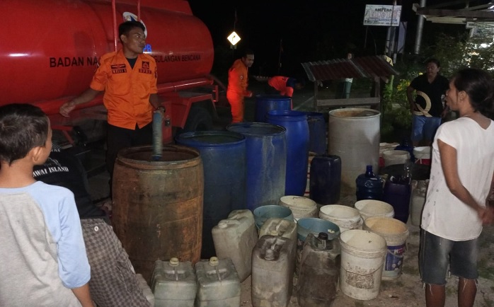 Foto BPBD Padang Salurkan Air Bersih untuk Warga Batang Arau