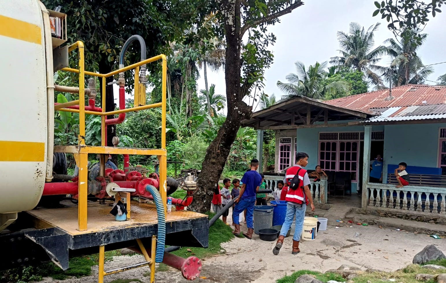 Foto Ratusan Warga Kekeringan, Semen Padang Distribusikan 46.000 Liter Air Bersih