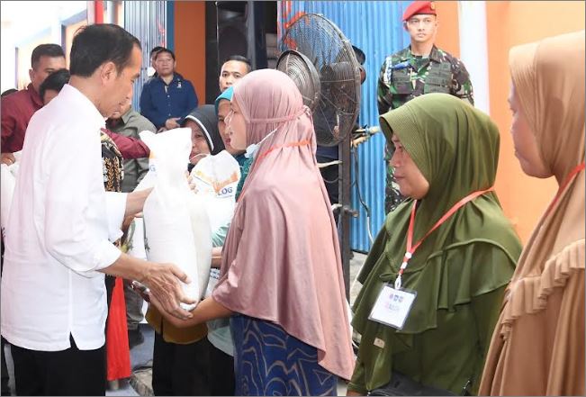 Foto Bansos Cair, Presiden: Cek Rekening Nanti Ditransfer Rp400 Ribu