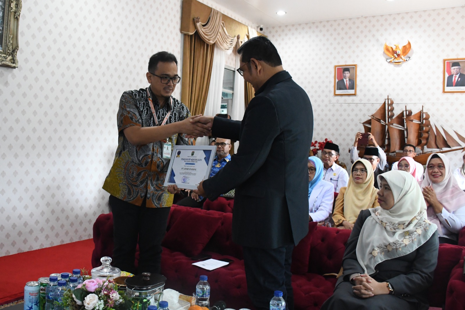 Foto Bantu Penanganan Stunting di Labuah Panjang, Semen Padang Raih Penghargaan dari Bupati Solok