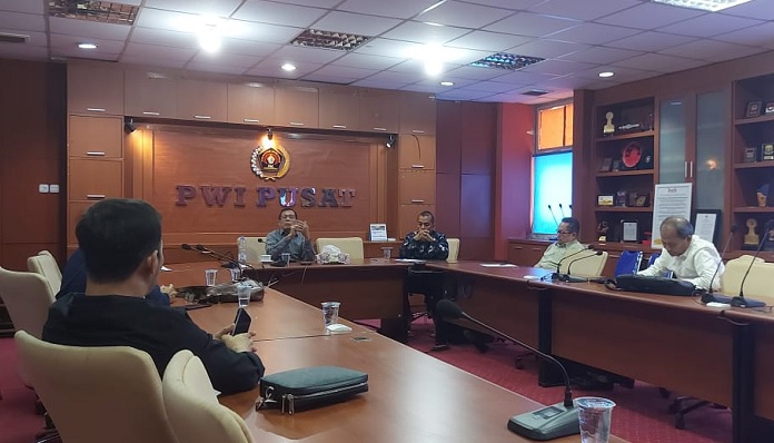 Foto Pendidikan dan UKW Program Prioritas Kepemimpinan Hendry Ch Bangun