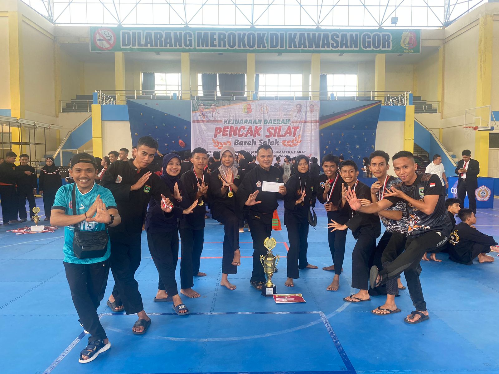 Foto Sakato Semen Padang Binaan FKKSPG Juara Umum Kejurda Pencak Silat Bareh Solok