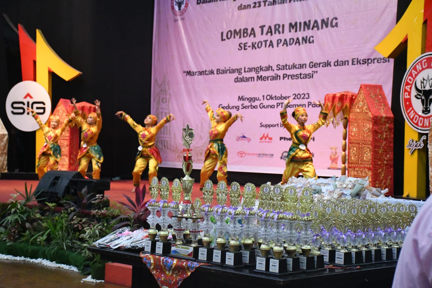 Foto Lomba Tari Minang se Kota Padang Meriahkan HUT Ke-1 Sanggar Lantiak Ameh dan 23 Tahun FKIKSP