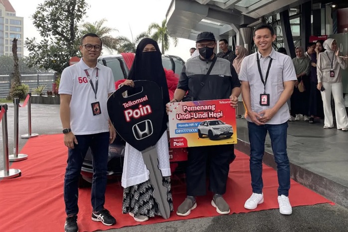 Foto Ikuti Program Undi-undi Hepi, Pelanggan Telkomsel di Batam Menangkan Honda HG-V