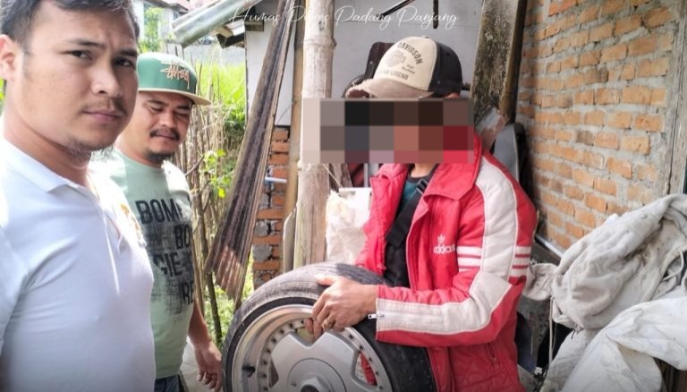 Foto Pencuri Ban Mobil Ditangkap Polres Padang Panjang