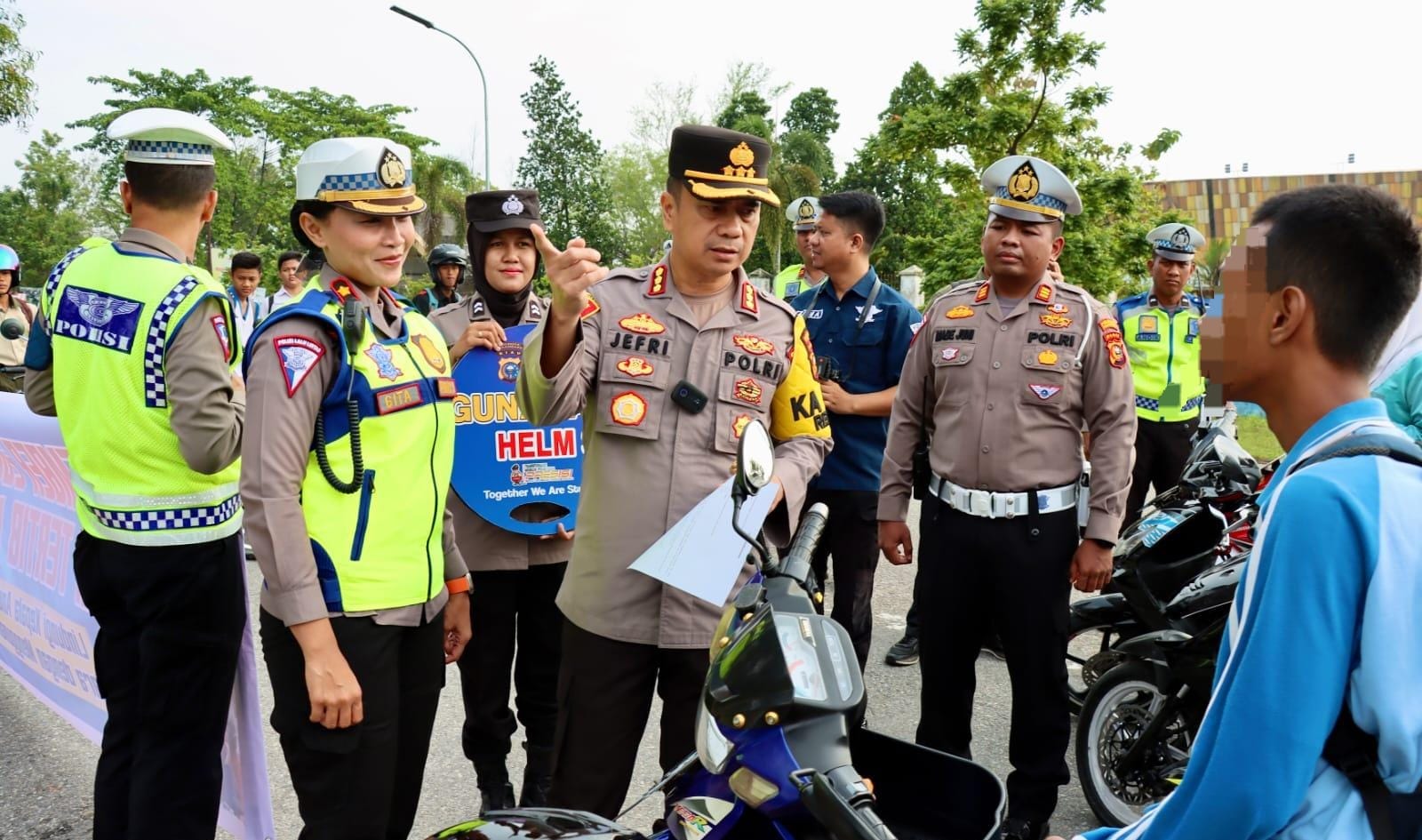 Foto Polresta Pekanbaru Bagikan Helm Gratis untuk Pelajar