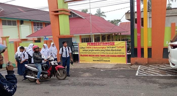 Foto Sengketa Lahan, Dua Sekolah di Tanah Datar Tutup Sementara