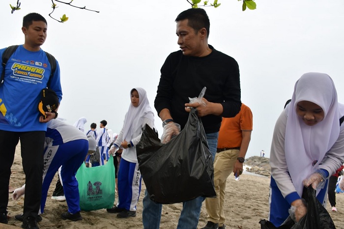 Foto Wawako  Ajak Siswa SMP Kenalkan Pantai Padang Lewat Medsos