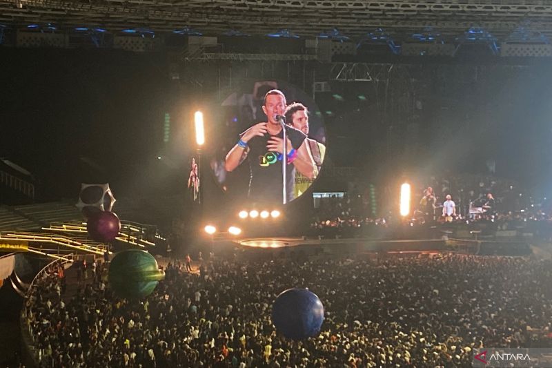 Foto Coldplay Ubah Bendera Pelangi dengan Warna Putih Bertuliskan Cinta