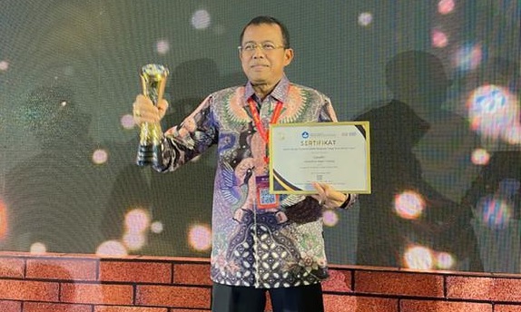 Foto Rektor UNP Prof. Ganefri Raih Anugerah Rektor Terbaik se-Indonesia