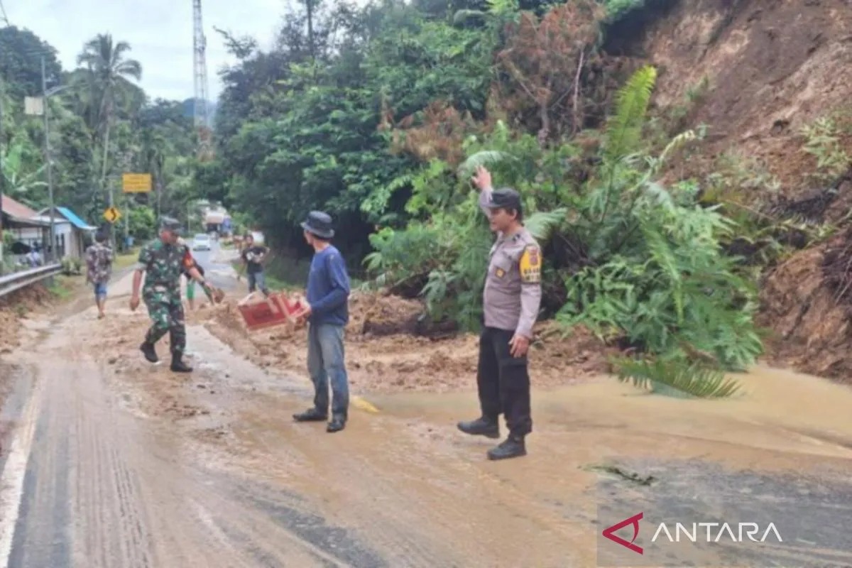 Foto Sempat Tertimbun Longsor, Jalan Bukittinggi-Pasaman Sudah Bisa Dilalui