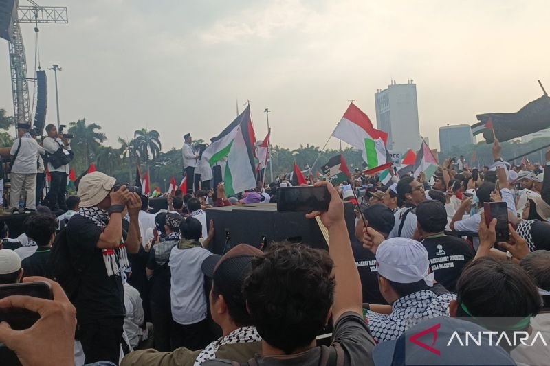 Foto Ratusan Ribu Massa Aksi Bela Palestina Penuhi Kawasan Monas