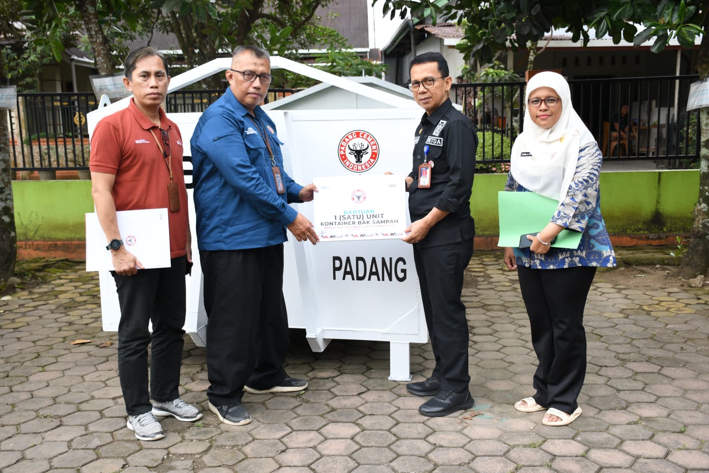 Foto Peduli Lingkungan, Semen Padang Serahkan Bantuan 1 Unit Kontainer Sampah ke DLH