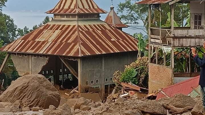 Foto Mushalla Muhammadiyah di Tanjung Raya Hancur Dihantam Longsor