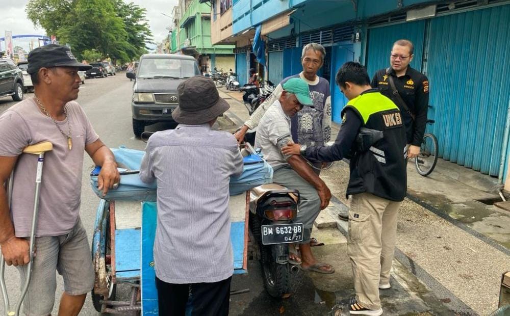 Foto Dokkes Polres Inhu Imbau Pemilu Damai Sambil Patroli Kesehatan