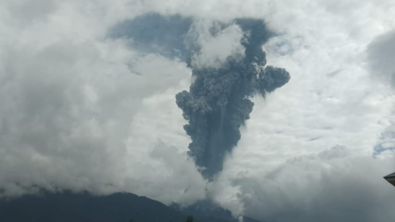 Foto Gunung Marapi Erupsi, Sejumlah Nagari Dilanda Hujan  Debu