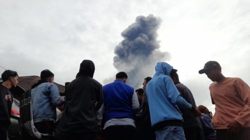 Foto Operasi SAR Erupsi Marapi Dihentikan Sementara, Ini Alasannya