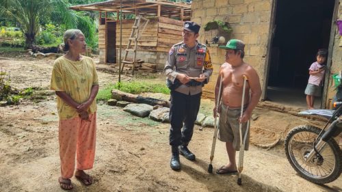 Foto Bhabinkamtibmas Polsek Pujud Siap Bantu Warga Difabel Datang ke TPS