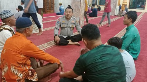 Foto Bhabinkamtibmas Padang Terubuk Sosialisasikan Pemilu Damai 2024