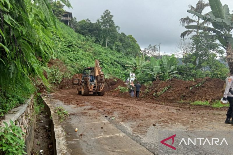 Foto Jalan Tanah Datar-Payakumbuh Terdampak Tanah Longsor