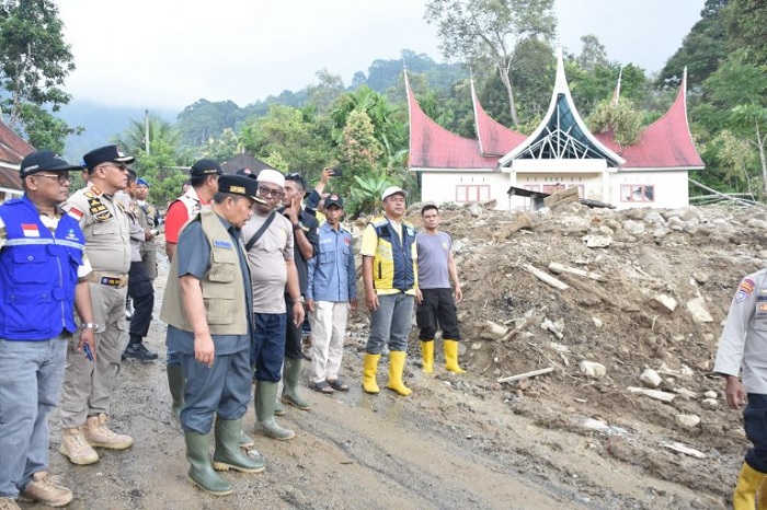 Foto Bupati ke Bayur Pascabanjir, 30 Warga Ngungsi ke Kantor Walinagari