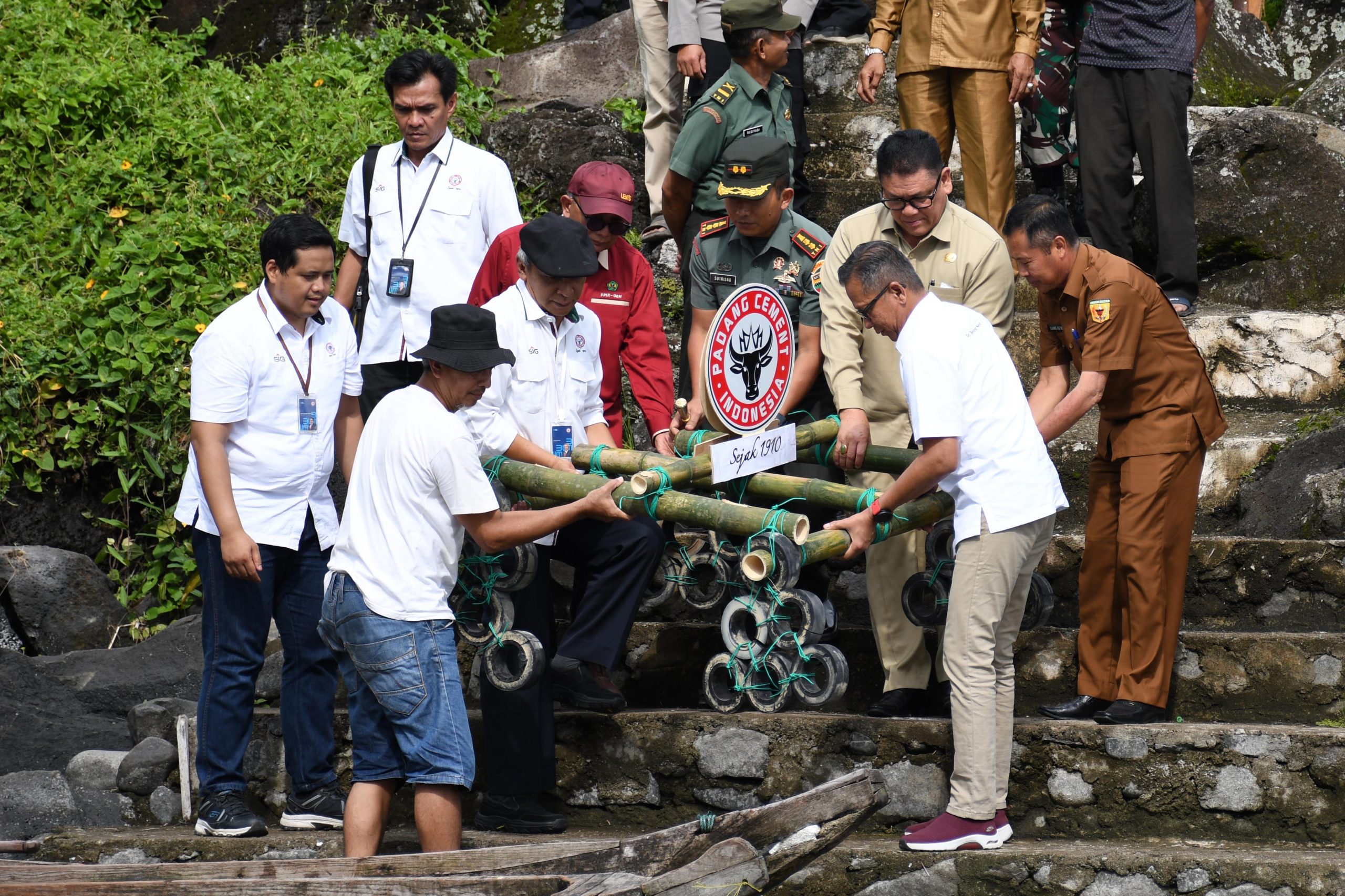 Foto Sebar 3.000 Bibit Bilih, Semen Padang Resmikan Reservat di Danau Singkarak