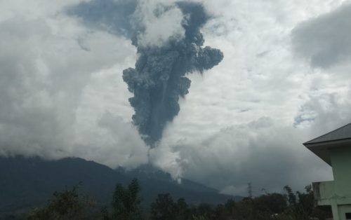 Foto Minggu-Senin, Gunung Marapi Erupsi 46 Kali 