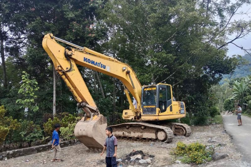 Foto Pemkab Agam Kerahkan Tiga Alat Berat Bersihkan Material Banjir Bandang