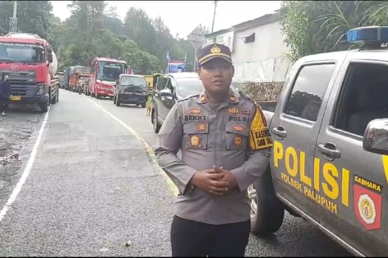 Foto Jalan Bukittinggi-Medan Tertutup Longsor