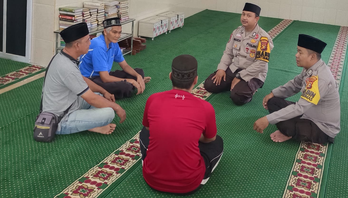 Foto Polsek Senapelan Sholat Subuh Berjamaah dan Dialog dengan Masyarakat untuk Jaga Kamtibmas Pemilu 2024