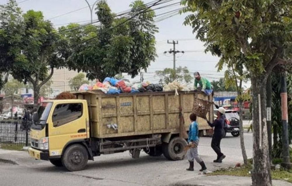 Foto Angkutan Sampah di Pekanbaru Dipasang GPS